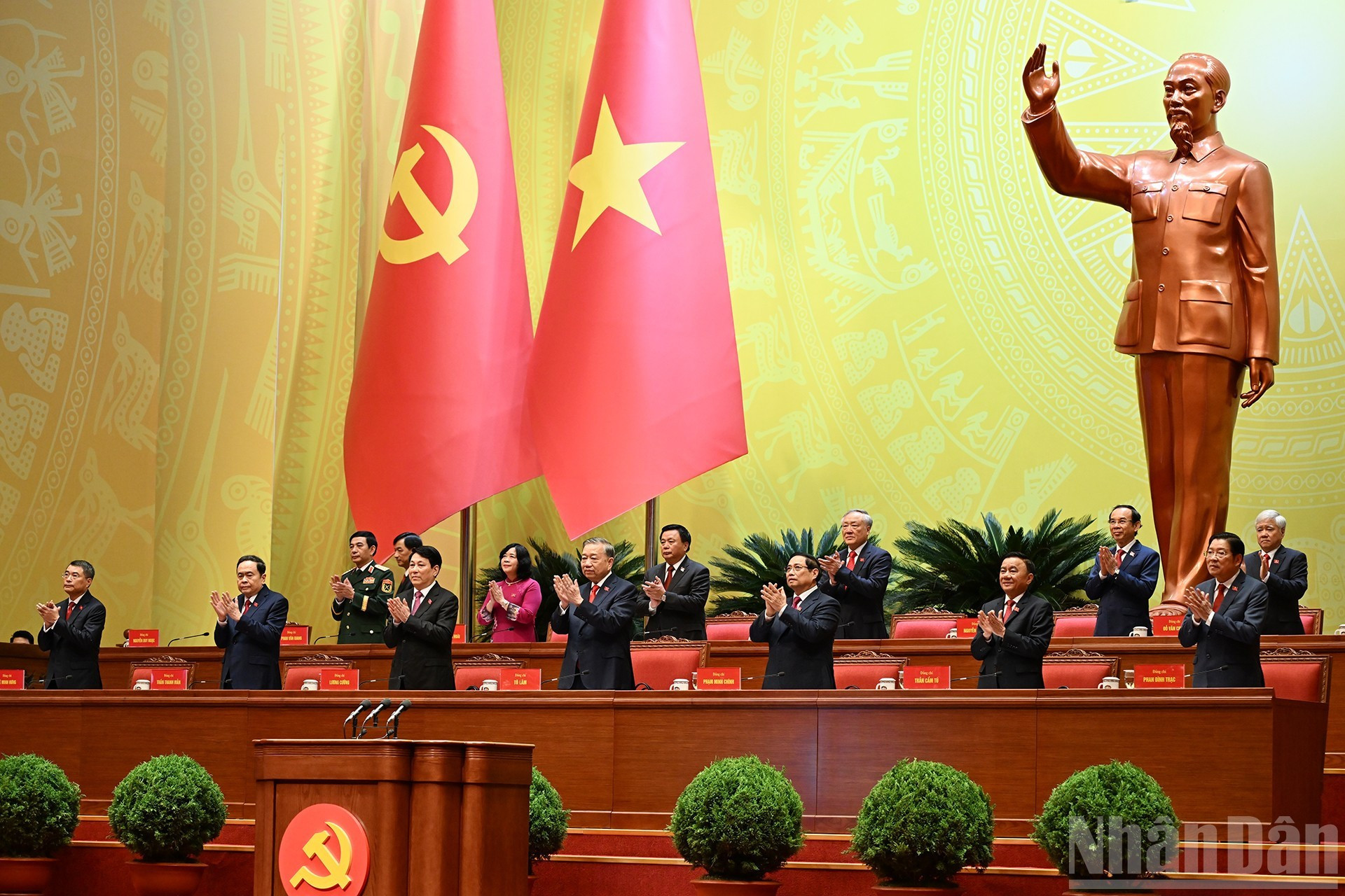 El Presídium del Congreso está compuesto por 16 miembros del Buró Político del mandato XIII, con el secretario general To Lam como Presidente.