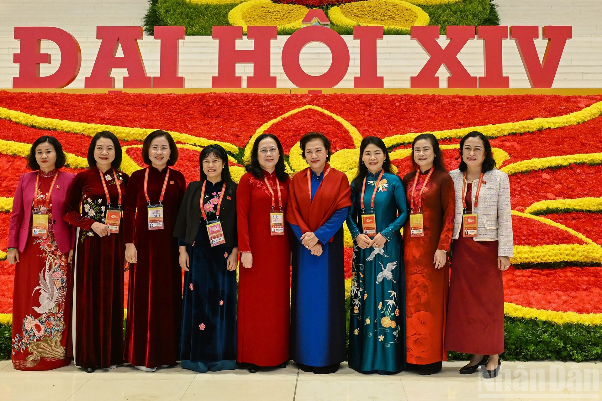 La expresidenta de la Asamblea Nacional de Vietnam, Nguyen Thi Kim Ngan (con la bufanda roja), y las delegadas al evento.