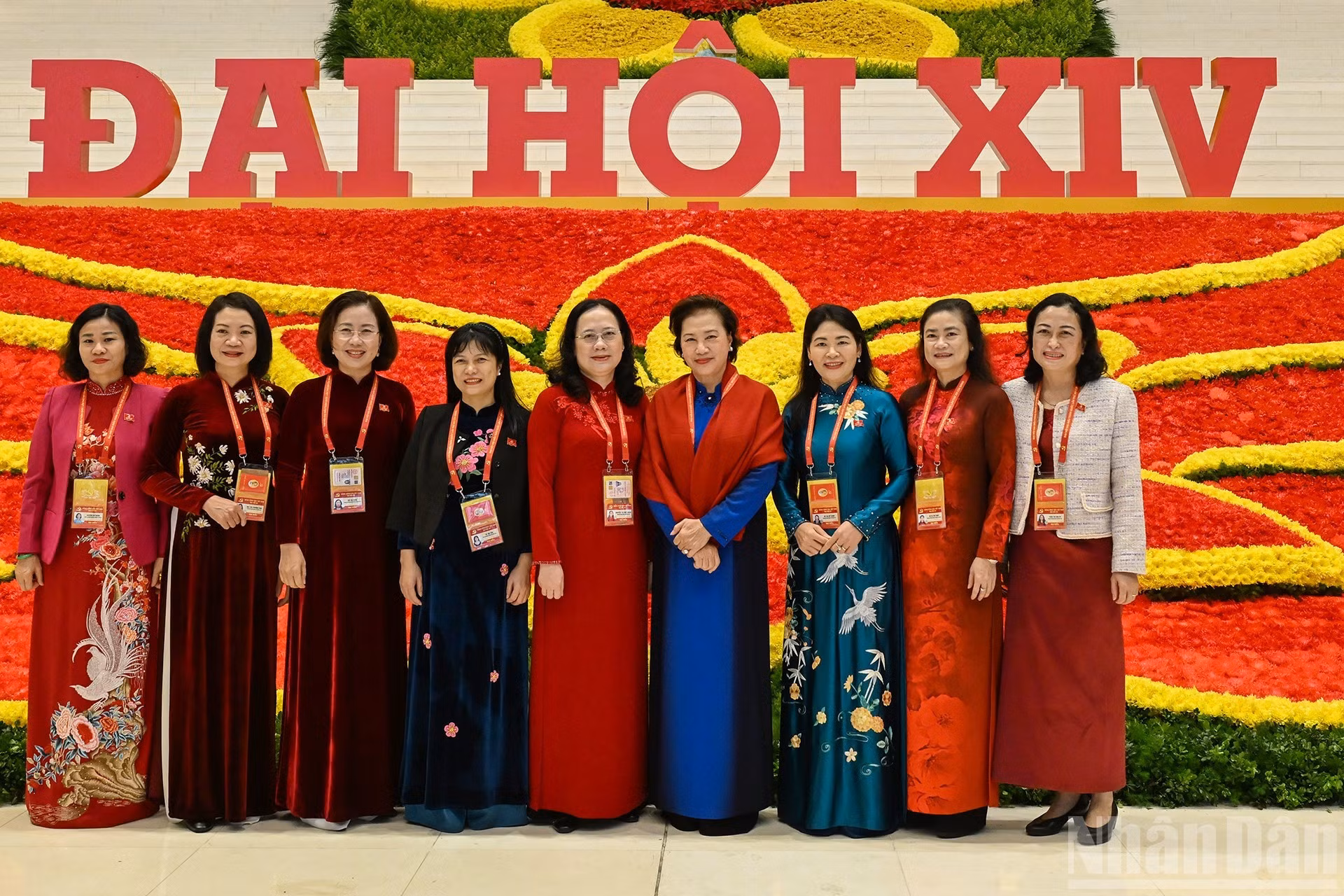 La expresidenta de la Asamblea Nacional de Vietnam, Nguyen Thi Kim Ngan (con la bufanda roja), y las delegadas al evento.