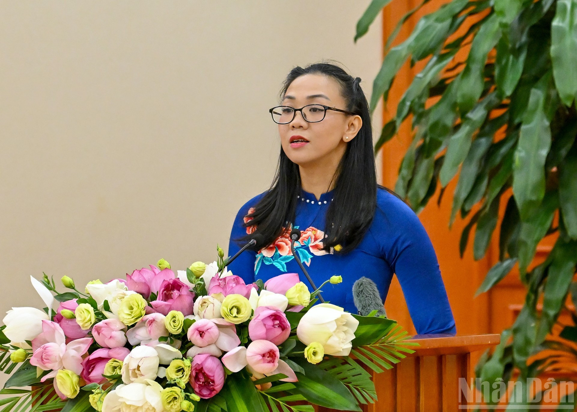 La diputada de la provincia de Lam Dong, Trinh Tu Anh, presenta su opinión. La diputada de la provincia de Lam Dong, Trinh Tu Anh, presenta su opinión.