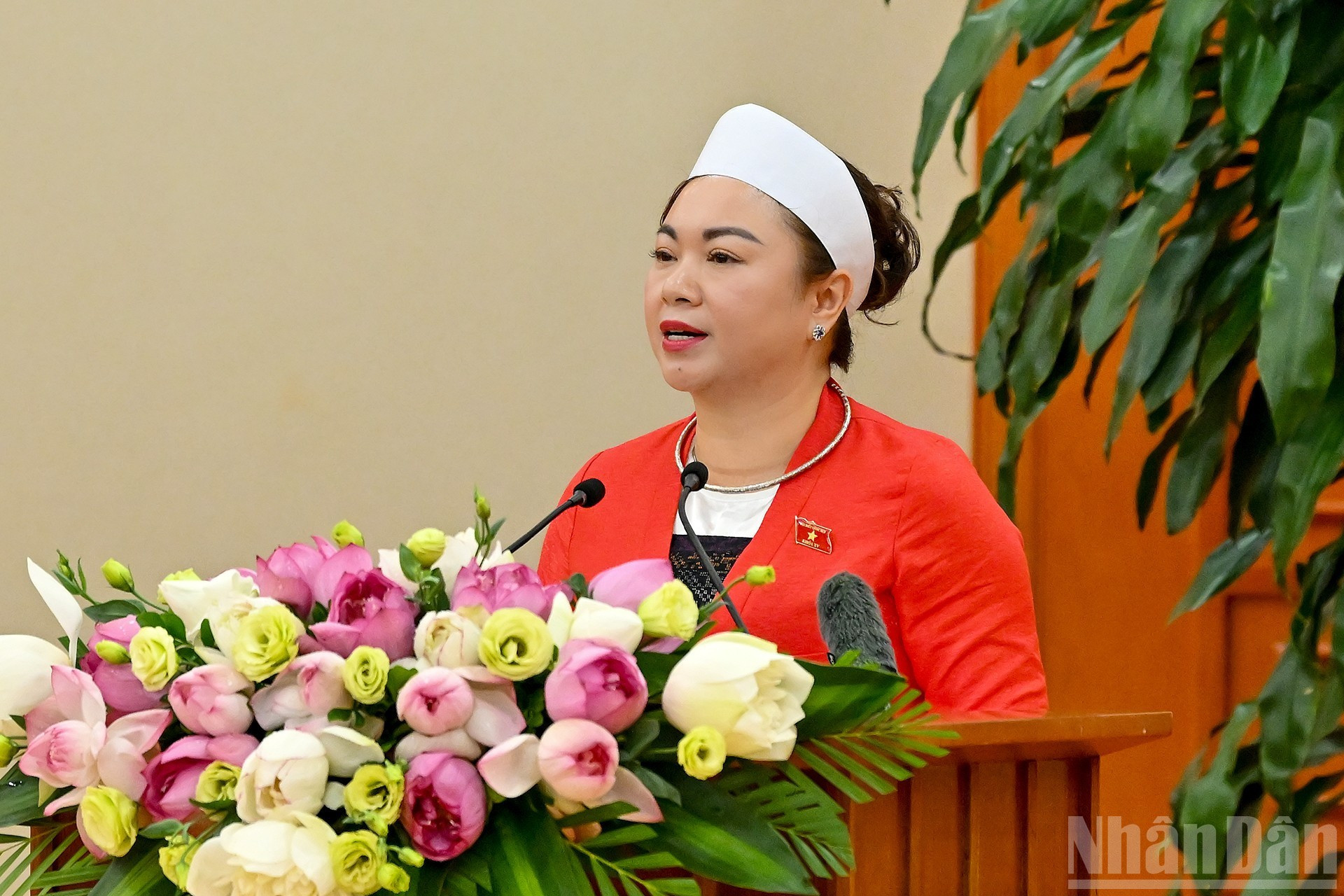 La diputada de la provincia de Hoa Binh, Dang Bich Ngoc, toma la palabra en el encuentro. La diputada de la provincia de Hoa Binh, Dang Bich Ngoc, toma la palabra en el encuentro.