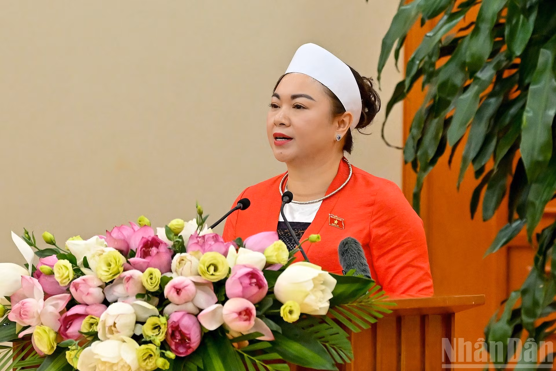 La diputada de la provincia de Hoa Binh, Dang Bich Ngoc, toma la palabra en el encuentro.