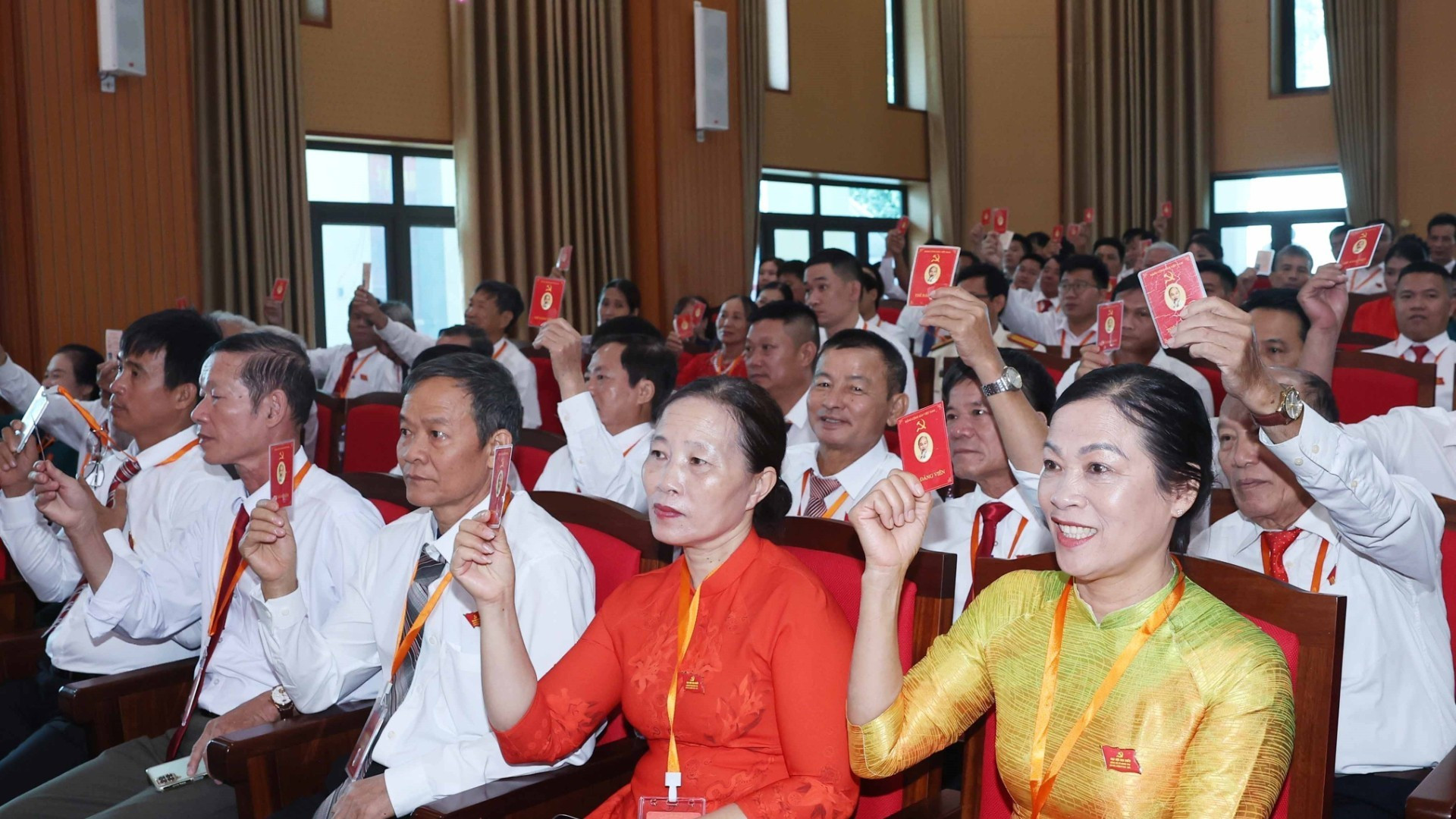 Los asistentes votan la Resolución del Congreso.