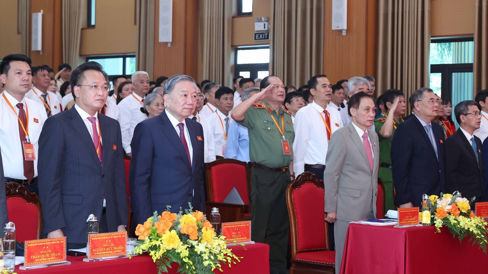 Los asistentes realizan el acto de saludo a la bandera.