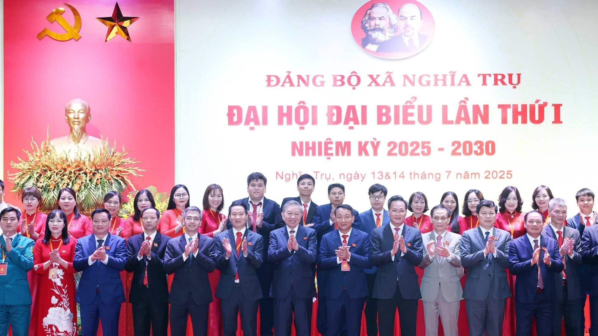 El secretario general del PCV, To Lam, y los asistentes.