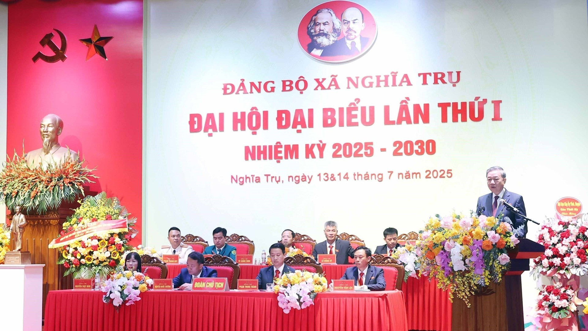 El máximo dirigente partidista To Lam habla en la cita.