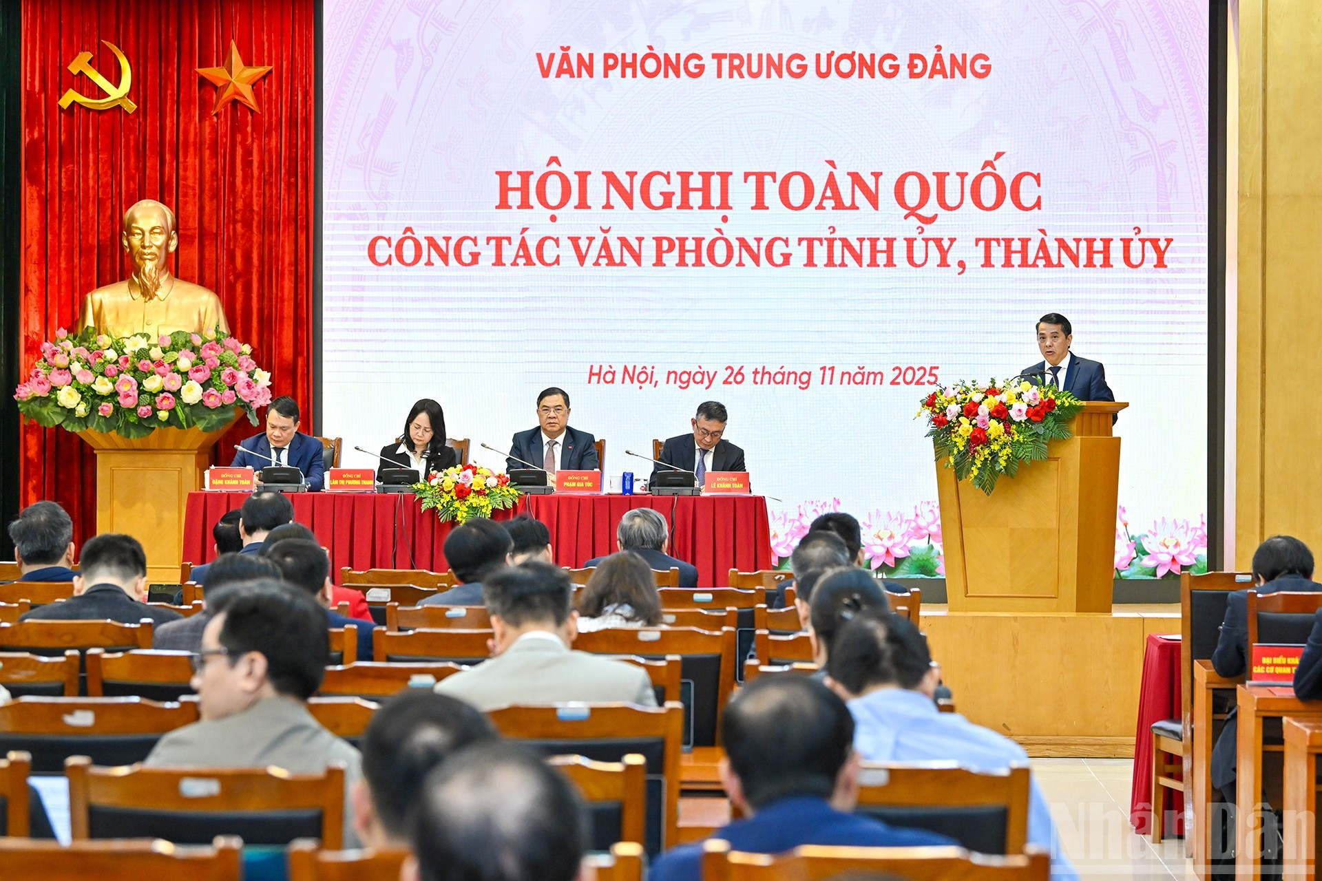 Delegados presentan informe en la conferencia.