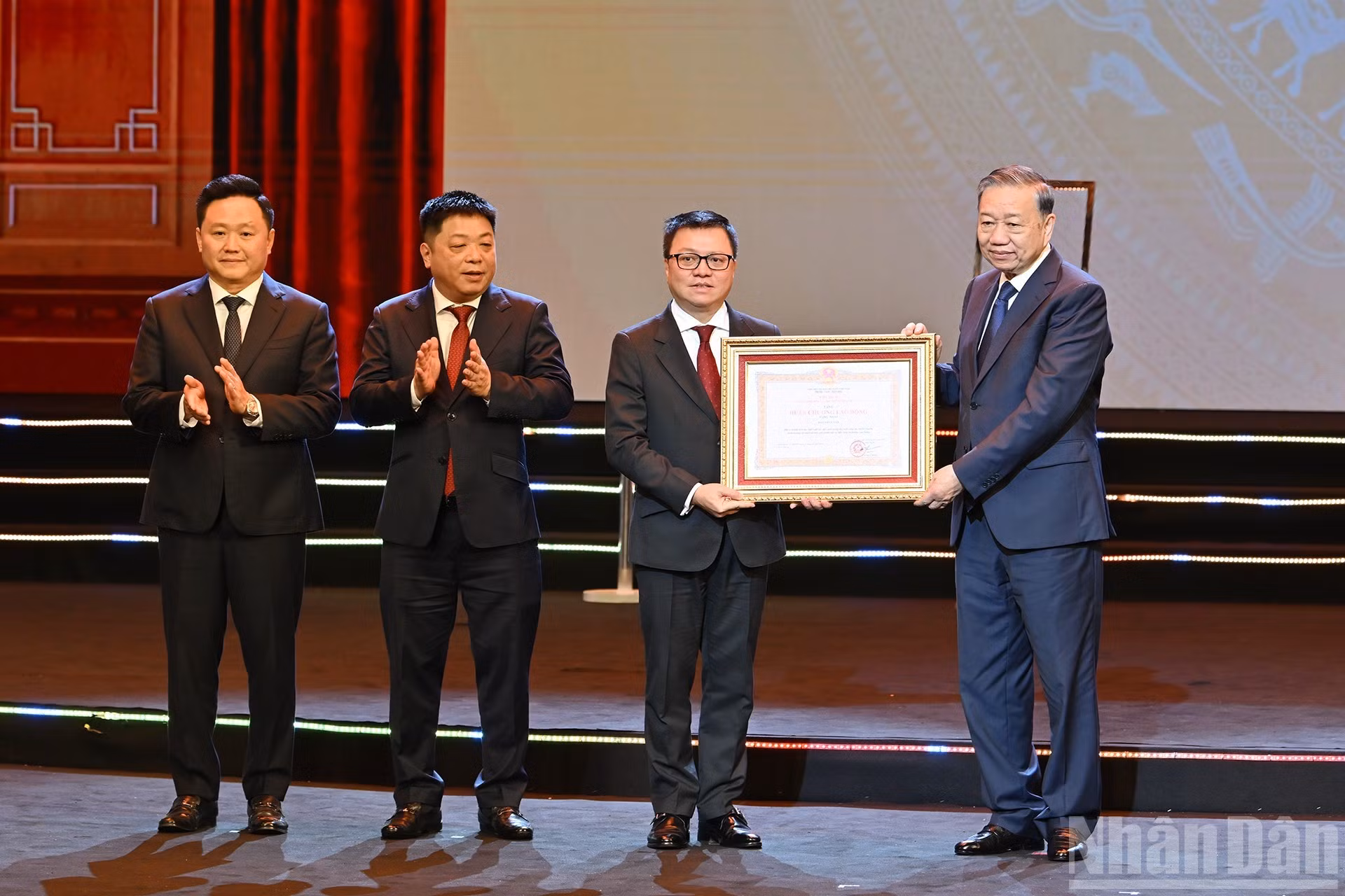 El secretario general To Lam, entrega la Orden del Trabajo de Primera Clase al periódico Nhan Dan.