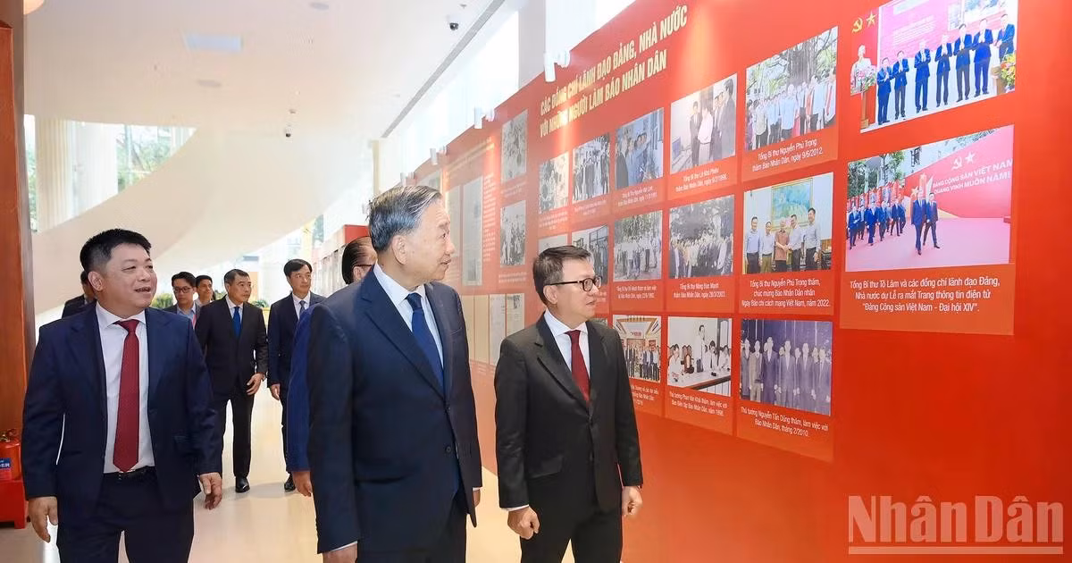 [Foto] Dirigente partidista asiste al acto conmemorativo por el 75 aniversario de la primera publicación del periódico Nhan Dan