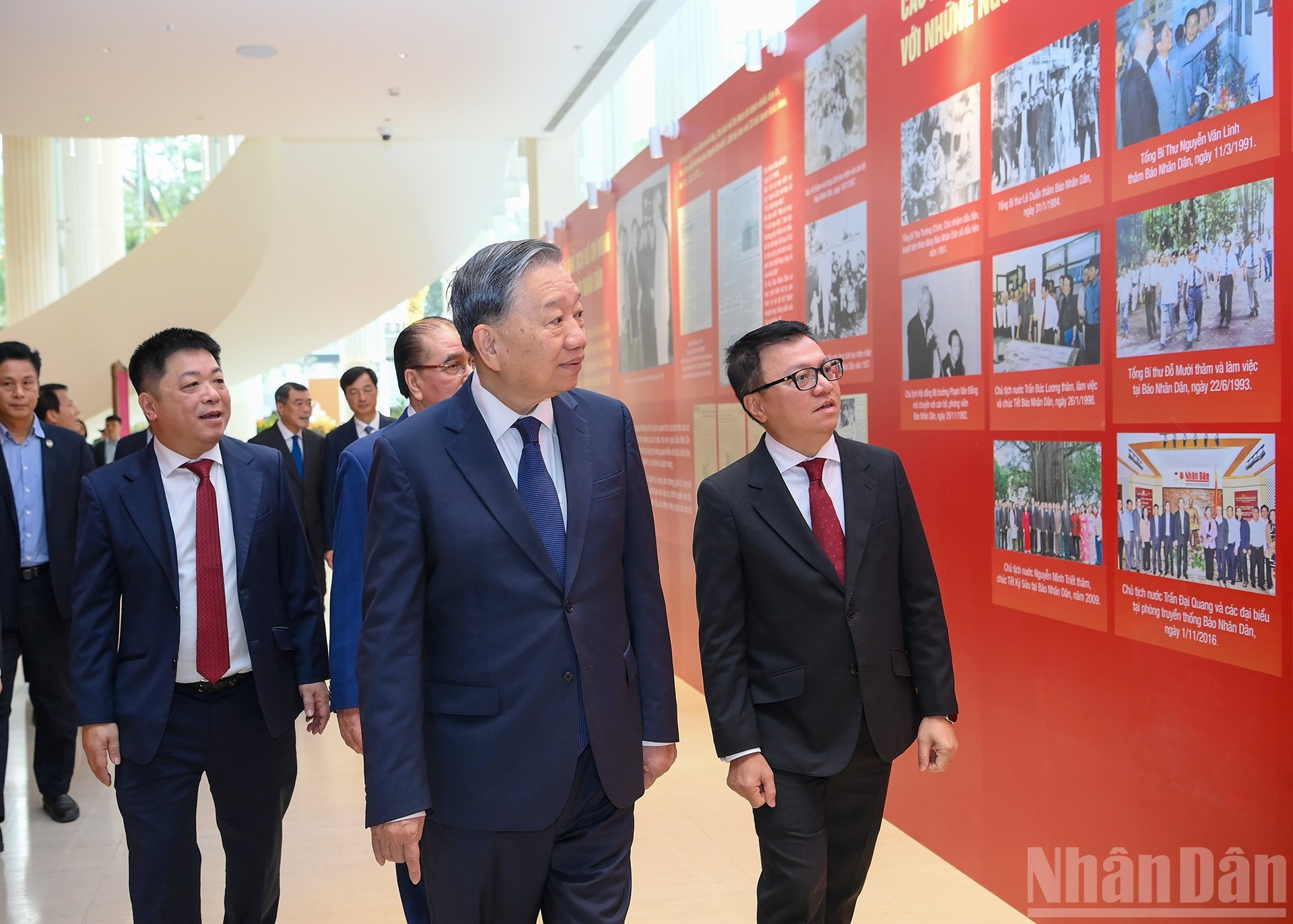 El secretario general To Lam visita una exposición sobre la tradición del periódico Nhan Dan.
