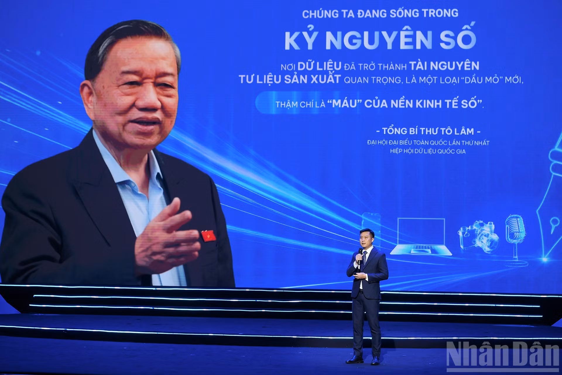 El periodista Hoang Nhat, de la redacción de Nhan Dan Digital, en representación de la generación joven del periódico, habla en la ceremonia.