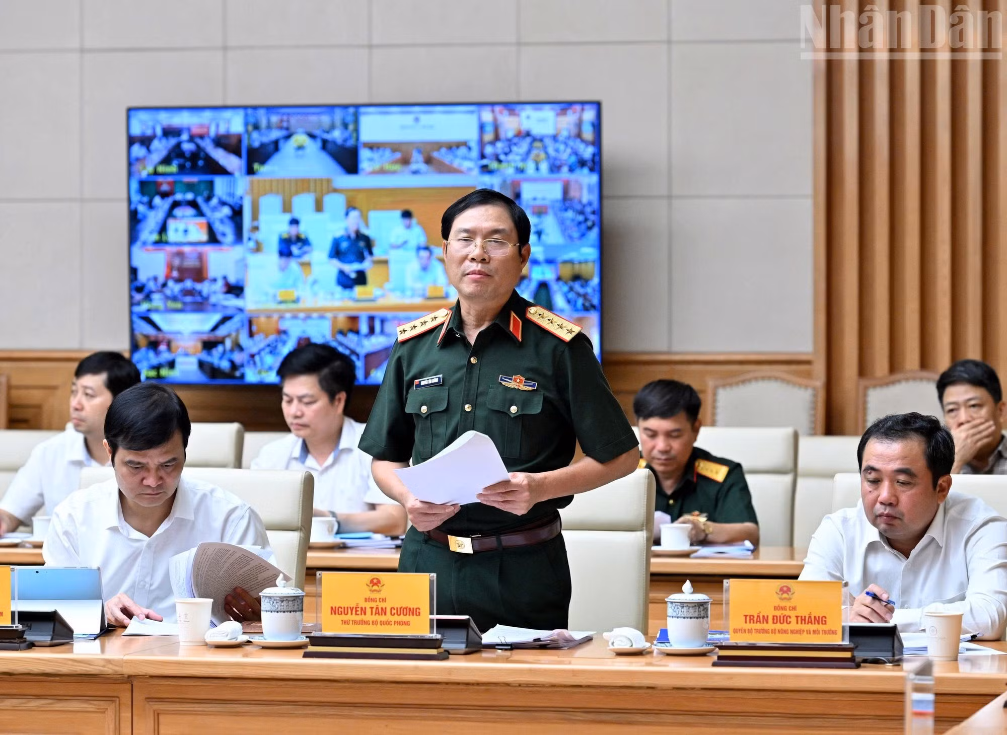 El general Nguyen Tan Cuong, jefe del Estado Mayor General del Ejército Popular de Vietnam y viceministro de Defensa, habla en el evento.