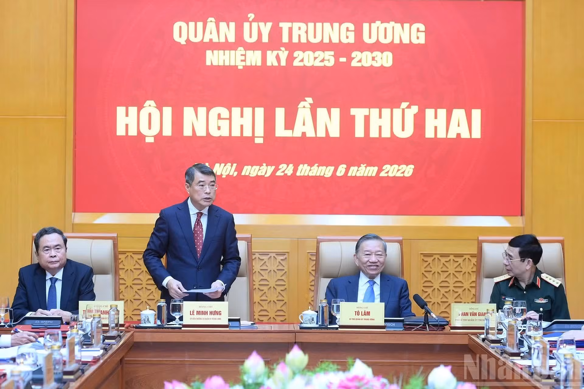 El primer ministro de Vietnam, Le Minh Hung, habla en la conferencia.