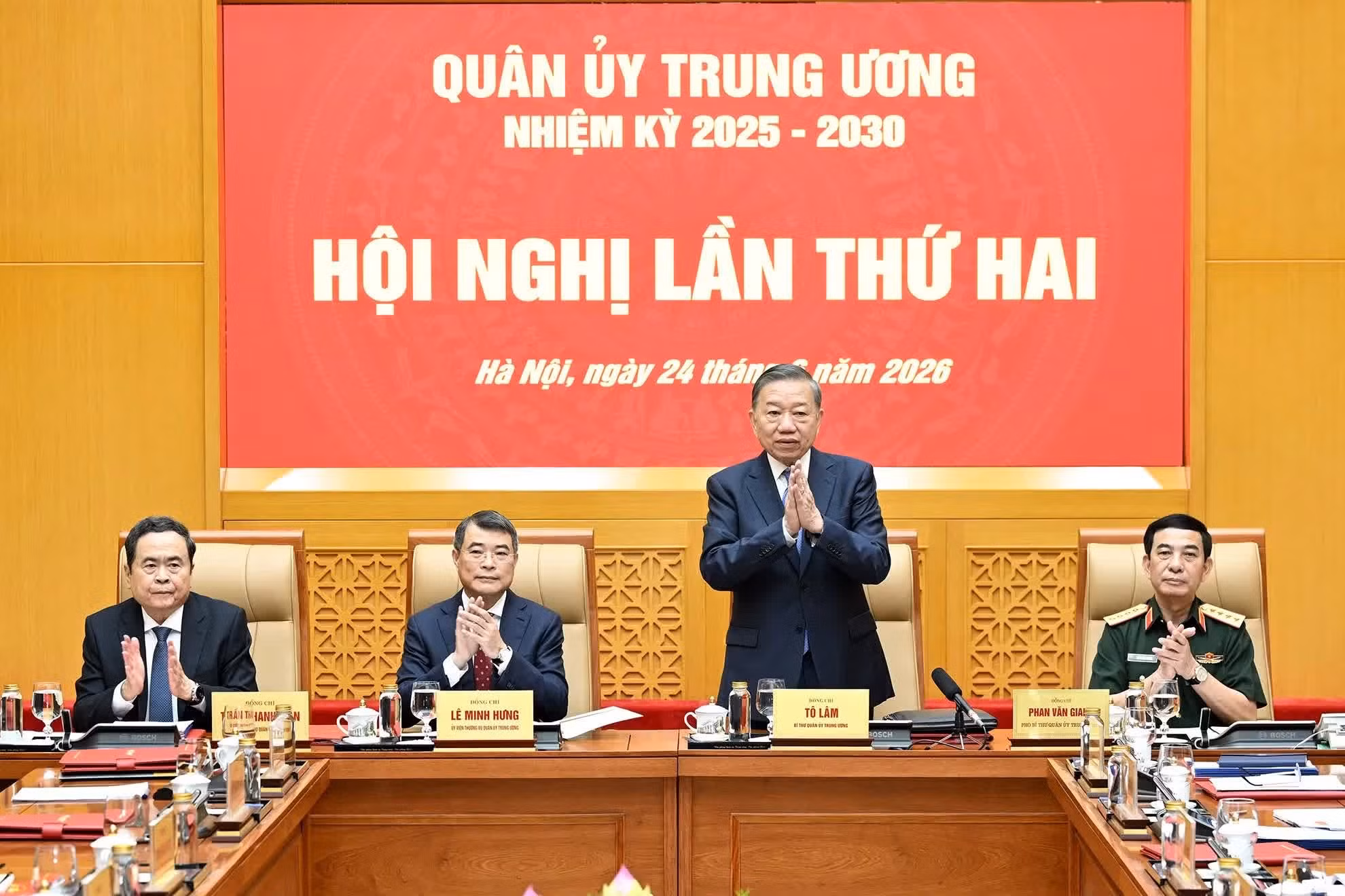 El máximo dirigente de Vietnam, To Lam, y los asistentes.
