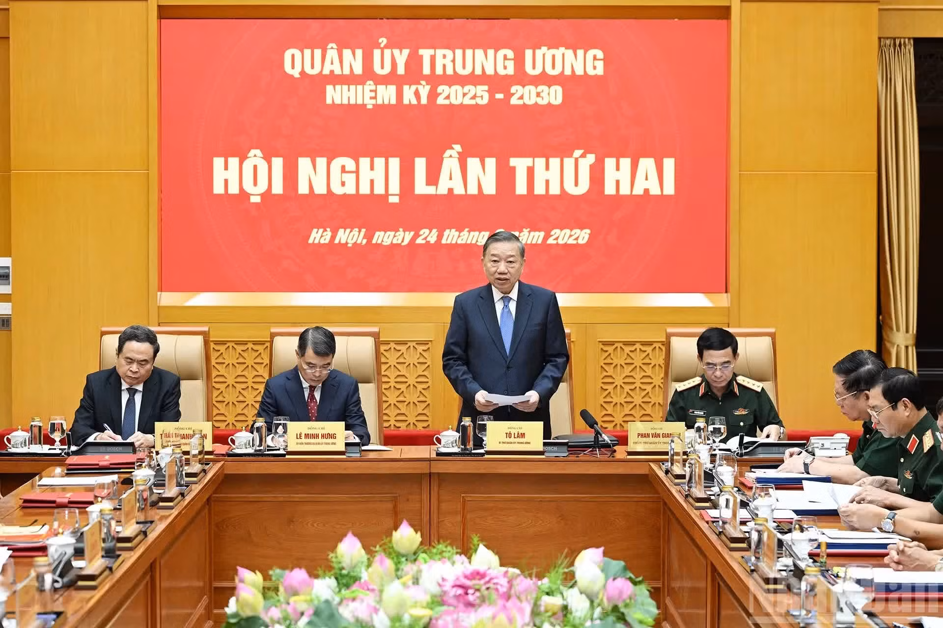 El secretario general del Partido Comunista y presidente de Vietnam, To Lam, toma la palabra en la cita.