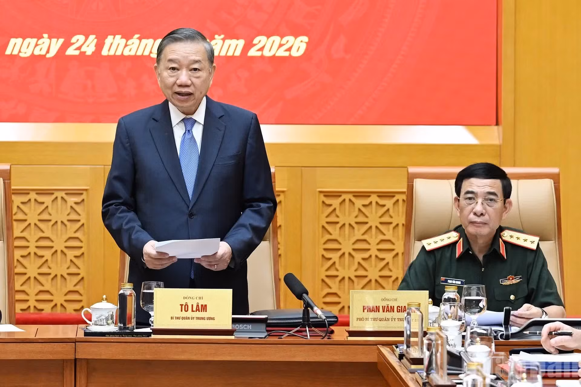 El secretario general del Partido Comunista y presidente de Vietnam, To Lam, toma la palabra en la cita.