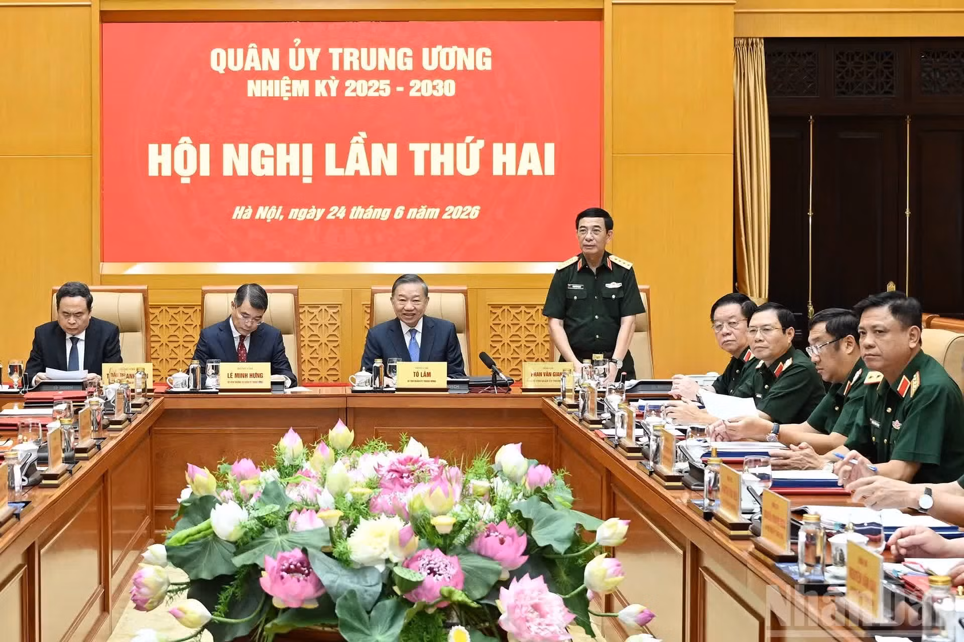 El general Phan Van Giang, miembro del Buró Político, vicepremier, vicesecretario de la Comisión Militar Central, ministro de Defensa, toma la palabra en la conferencia.