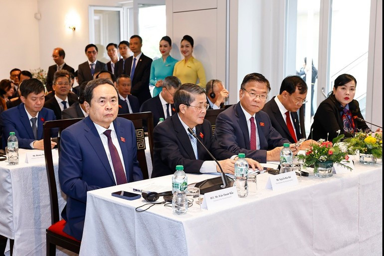 El máximo dirigente legislativo Tran Thanh Man interviene en el seminario.