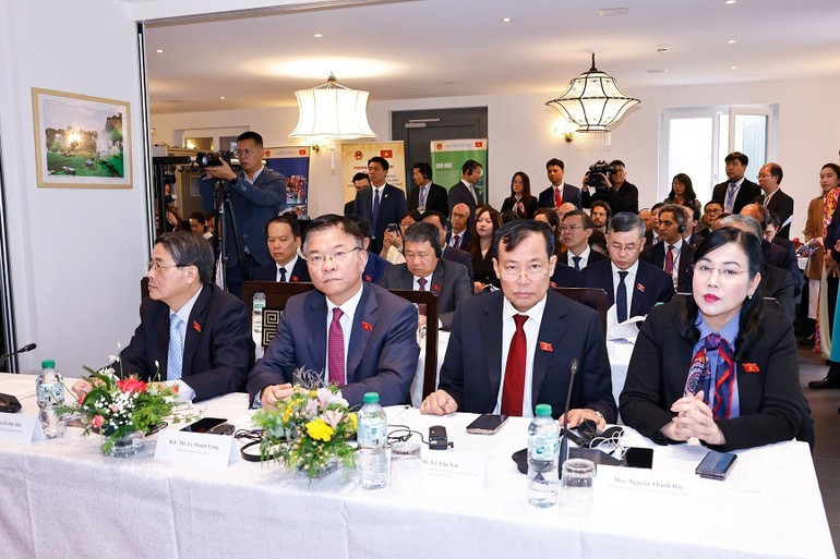 Funcionarios vietnamitas acuden al encuentro.