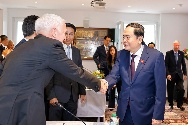 El titular del Parlamento vietnamita, Tran Thanh Man, saluda a los asistentes al evento.