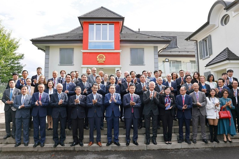 El presidente de la ANV, Tran Thanh Man, y los asistentes al evento.