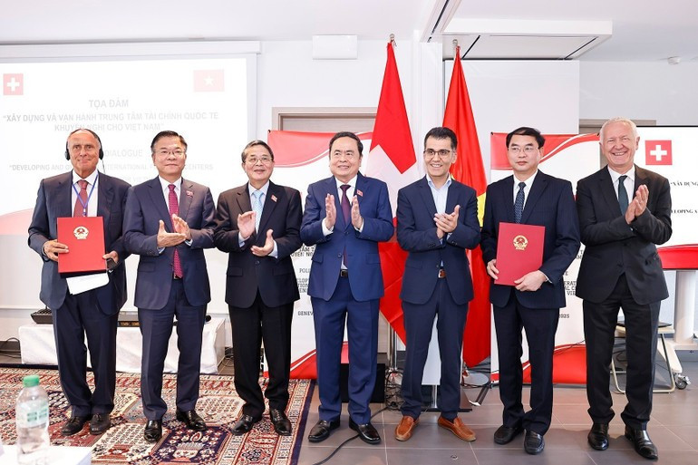 El presidente de Tran Thanh Man, presencia la ceremonia de firma de un memorando de entendimiento sobre cooperación entre el Ministerio de Finanzas de Vietnam y el Foro Económico Suiza-Vietnam (SVEF).