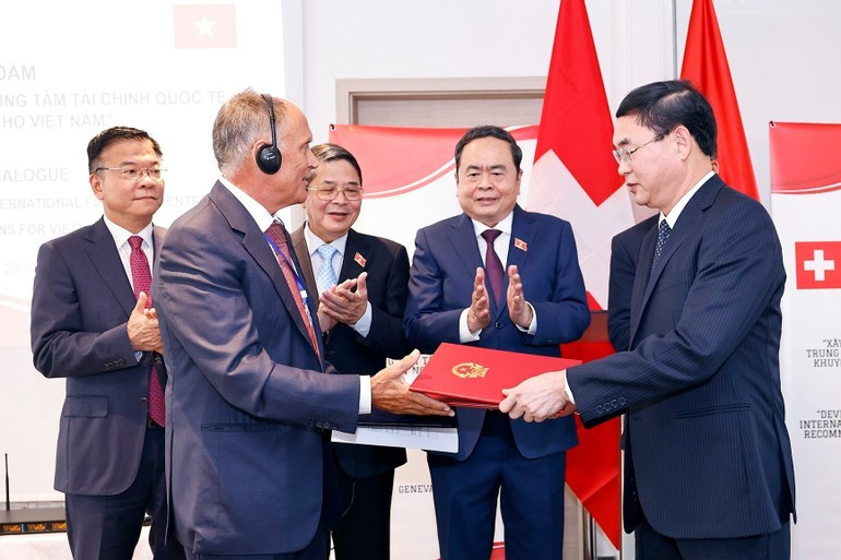 El presidente de Tran Thanh Man, presencia la ceremonia de firma de un memorando de entendimiento sobre cooperación entre el Ministerio de Finanzas de Vietnam y el Foro Económico Suiza-Vietnam (SVEF).
