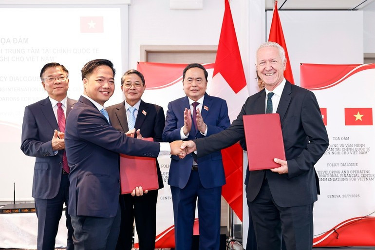 El presidente de la ANV, Tran Thanh Man, presencia la firma de un memorando de entendimiento sobre cooperación entre el Ministerio de Finanzas de Vietnam y la Asociación Finteck (Suiza).