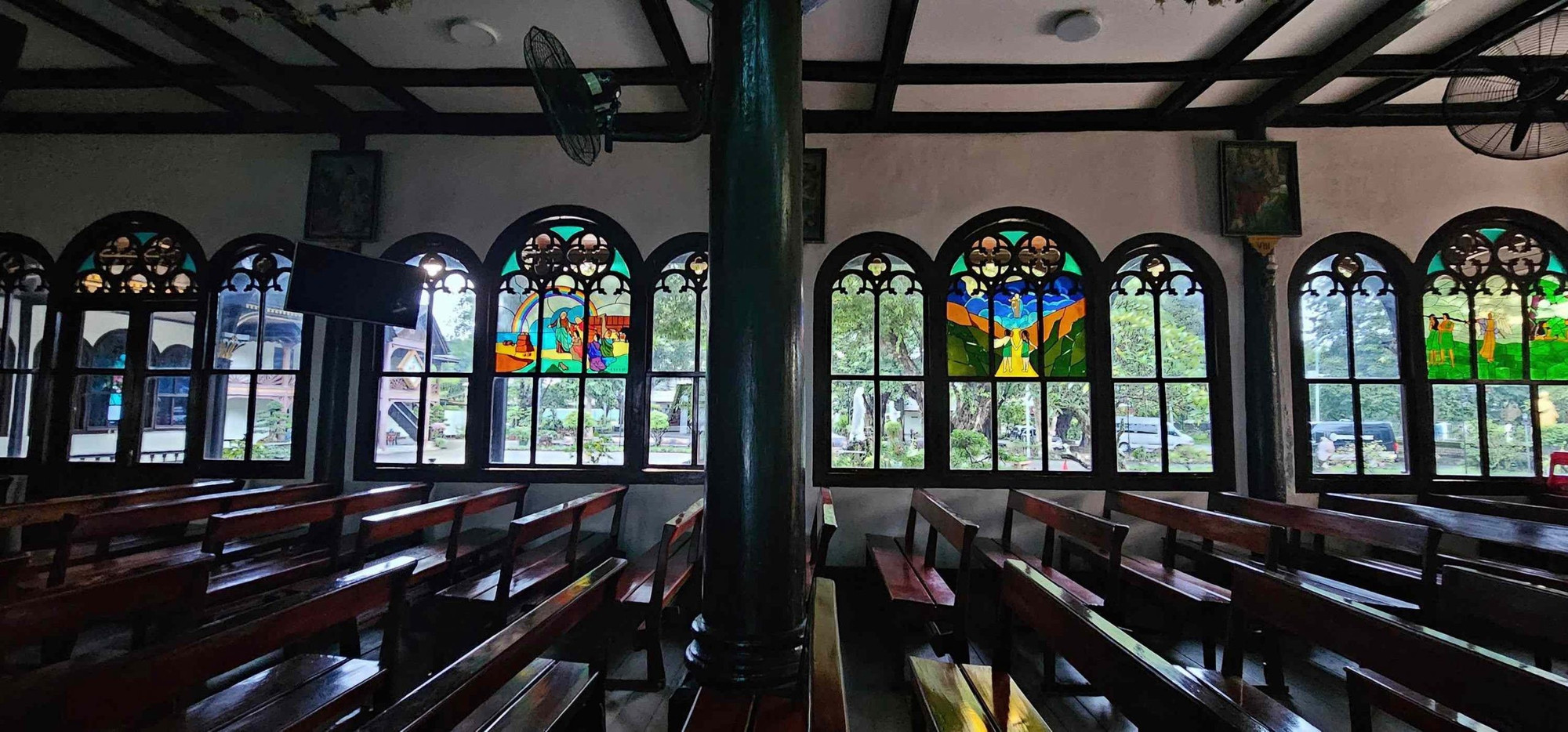 El sistema de vitrales de colores no solo permite el paso de la luz natural, sino también realza el carácter brillante y antiguo del lugar sagrado.