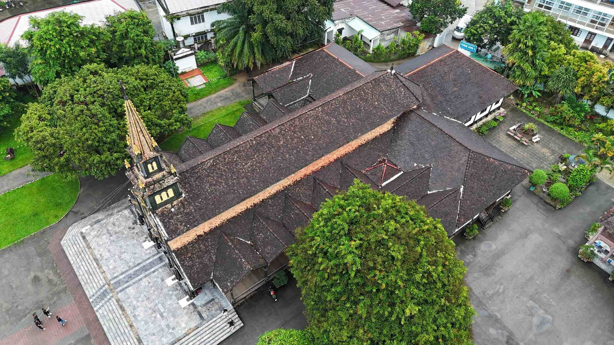La obra fue iniciada y construida por sacerdotes franceses entre los años 1913 y 1918. Toda su estructura está hecha de madera de &quot;cà chít&quot;, conocida por su durabilidad y resistencia a las termitas, lo que le permite a la iglesia conservar su majestuosidad y esplendor pese al paso del tiempo.