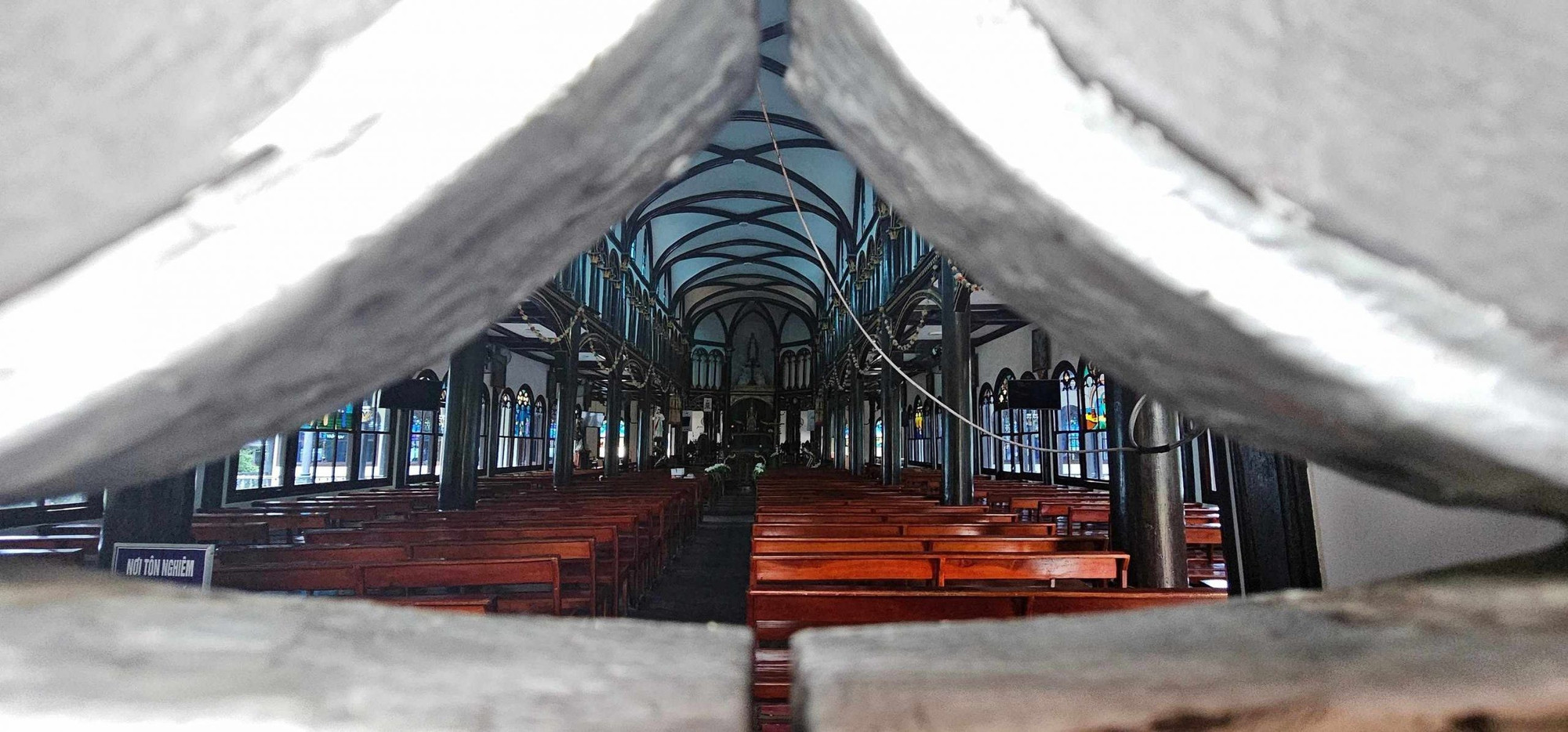La estructura incluye cuatro filas de columnas de madera sobre bases de piedra sólidas. En el interior, las columnas más pequeñas conectadas por arcos de madera crean un espacio solemne y armonioso.