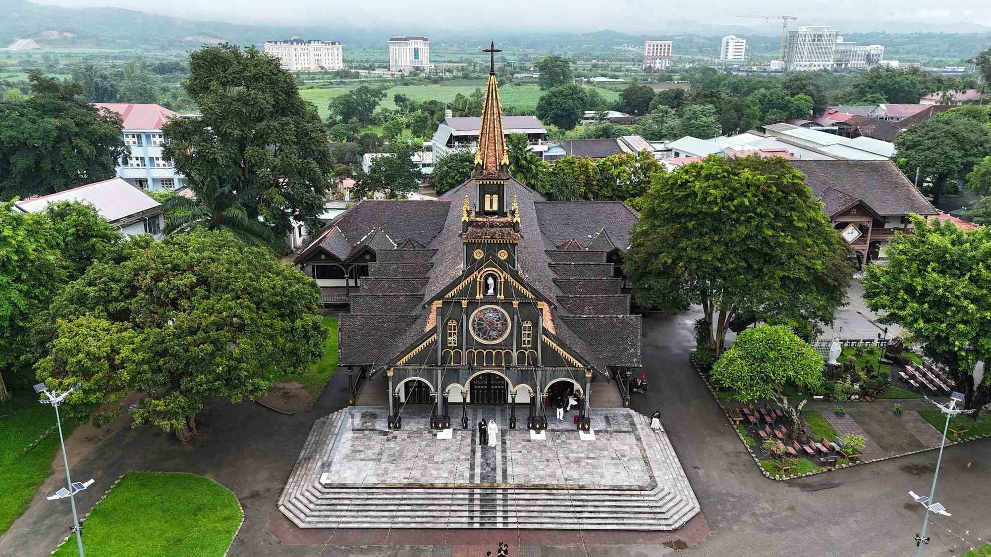 La iglesia recibe a diario a numerosos turistas y fieles. Durante la Navidad, miles de católicos celebran allí la festividad.