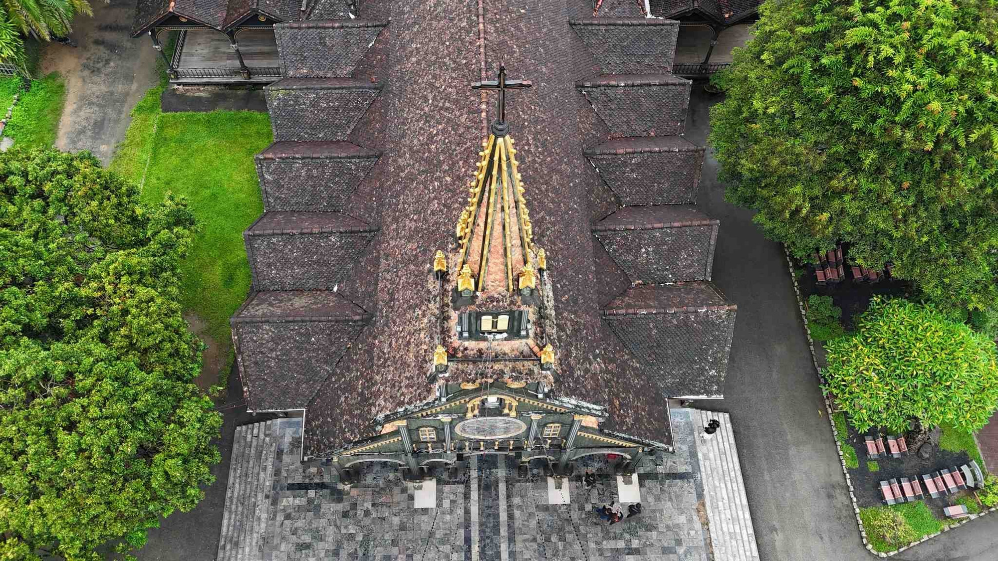 El tono marrón oscuro de la madera en combinación con los motivos decorativos que reflejan la cultura y la fe de la meseta occidental de Vietnam subraya la singularidad y la identidad de la iglesia.