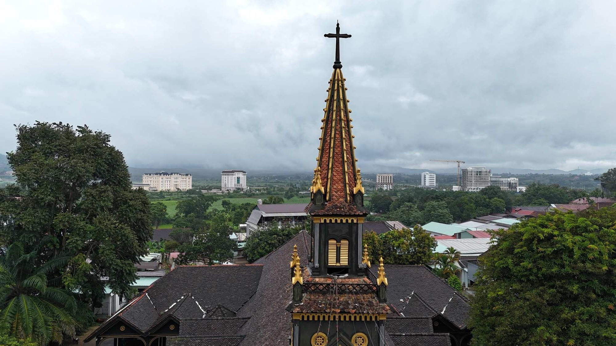 Su arquitectura combina el estilo románico occidental con elementos tradicionales de las casas sobre pilotes de la etnia Ba Na. En la cima de la torre se alza una cruz de madera que simboliza lo sagrado y la durabilidad del edificio.