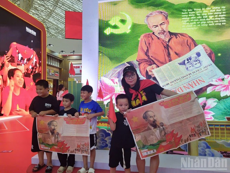 Los niños, que acuden con sus familias a visitar la exposición, posan muy orgullosos para hacerse fotos con el suplemento que lleva la imagen del Presidente Ho Chi Minh leyendo la Declaración de Independencia el 2 de septiembre de 1945. Los niños, que acuden con sus familias a visitar la exposición, posan muy orgullosos para hacerse fotos con el suplemento que lleva la imagen del Presidente Ho Chi Minh leyendo la Declaración de Independencia el 2 de septiembre de 1945.
