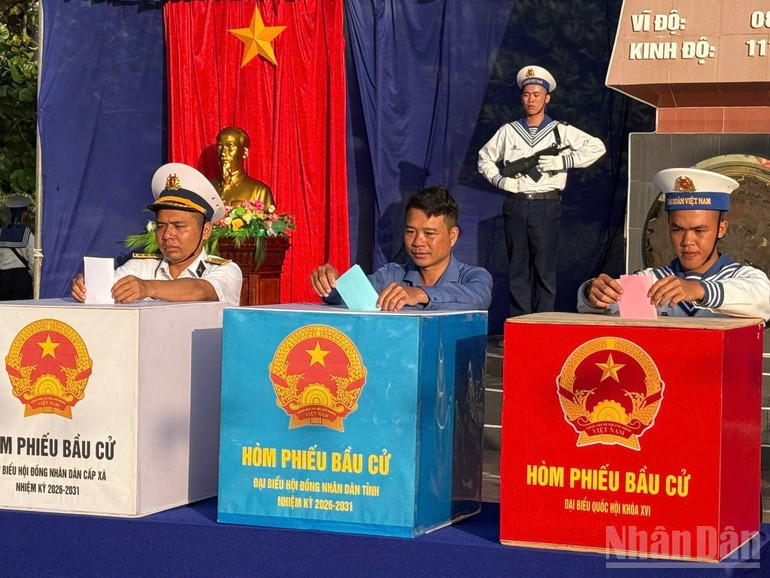 Soldados en Truong Sa emiten sus votos.