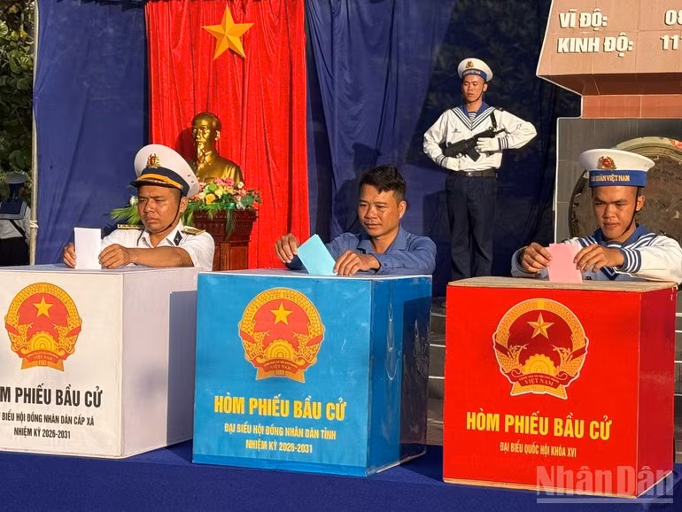 Soldados en Truong Sa emiten sus votos.