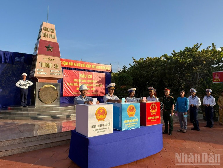 Soldados en Truong Sa emiten sus votos.