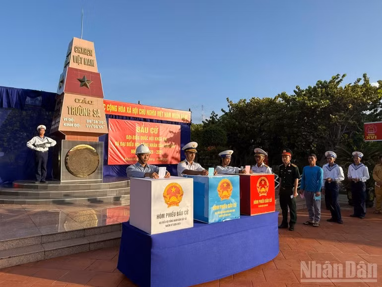 Soldados en Truong Sa emiten sus votos.