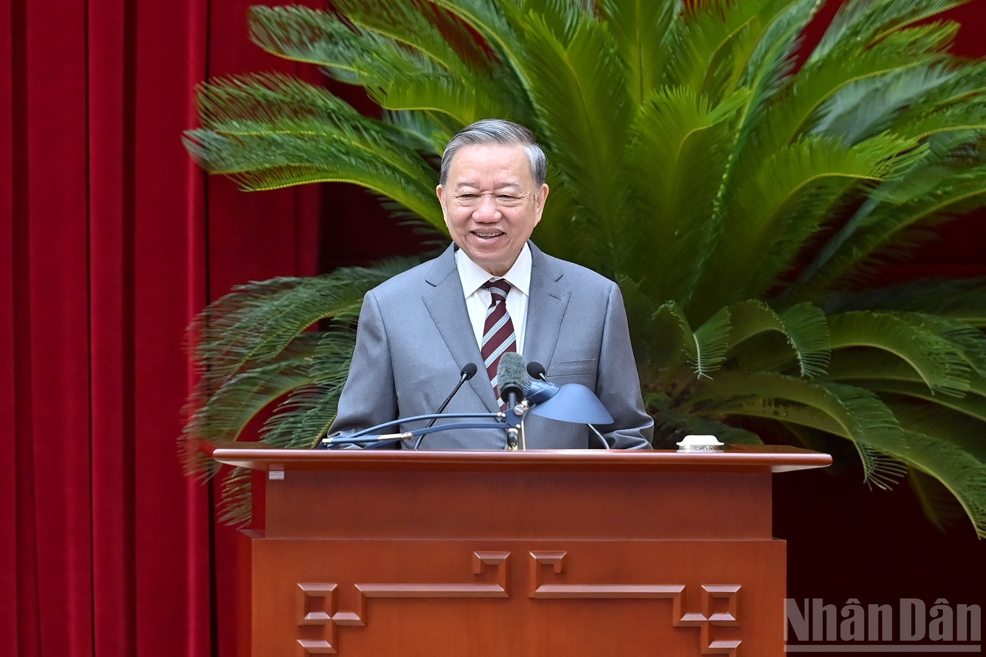 El secretario general To Lam toma la palabra en el encuentro.