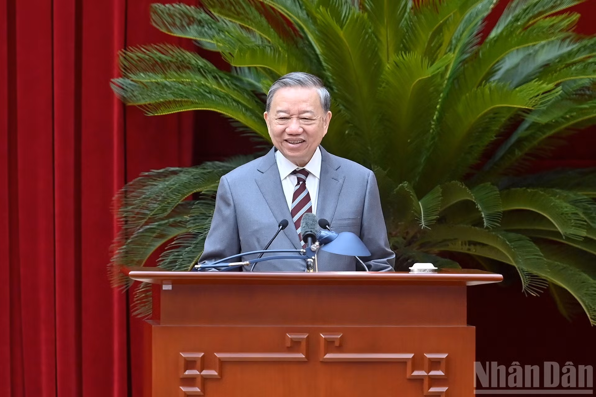 El secretario general To Lam toma la palabra en el encuentro.