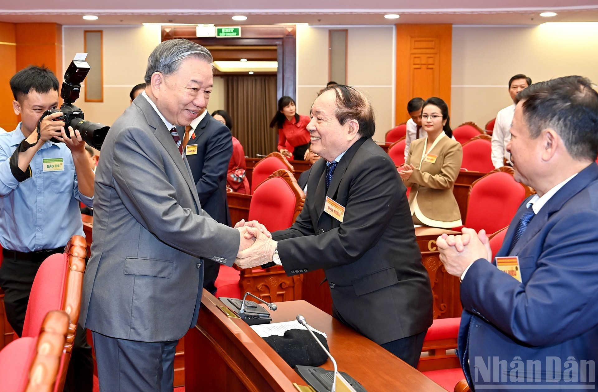 El máximo líder partidista To Lam saluda a los asistentes al encuentro.