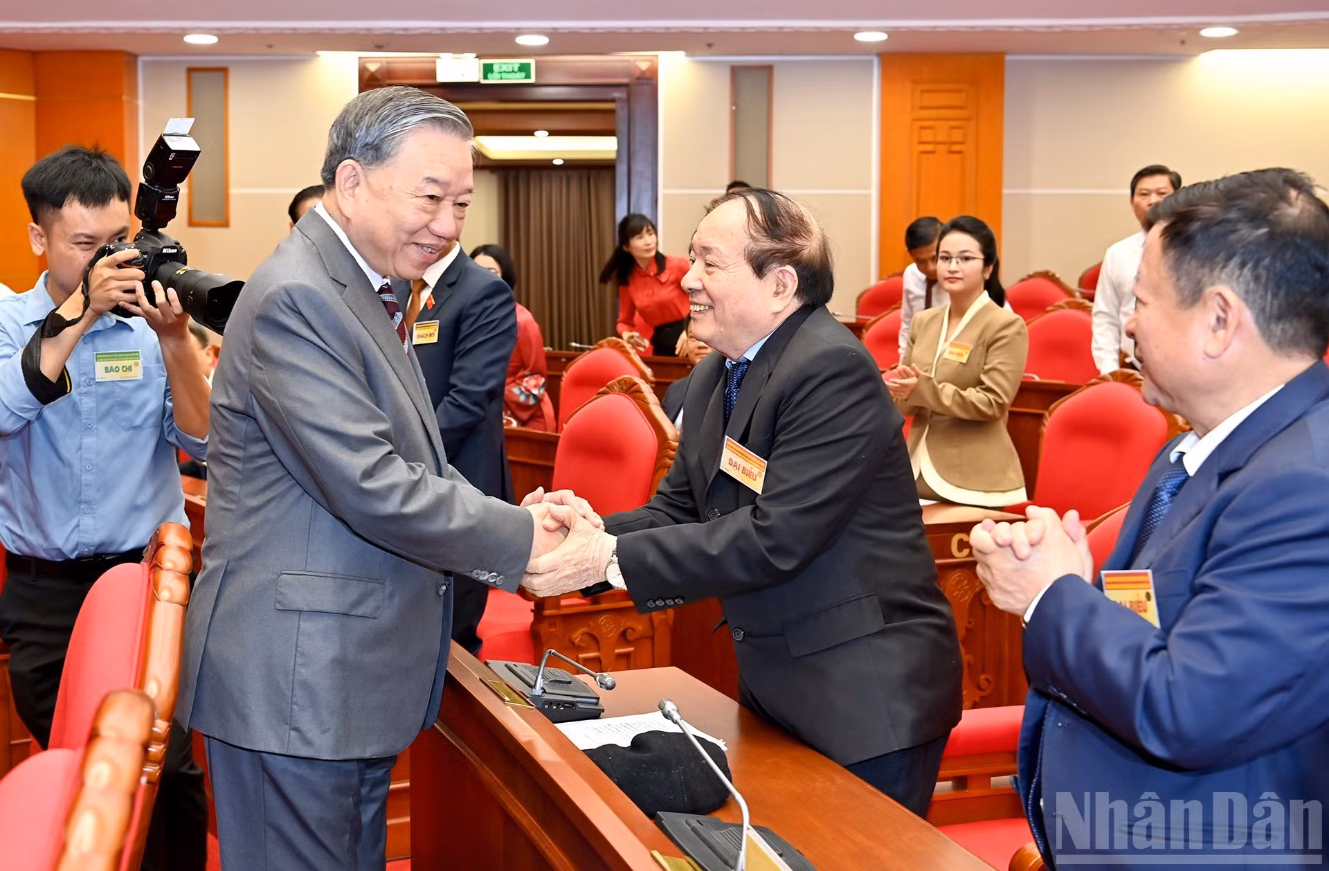 El máximo líder partidista To Lam saluda a los asistentes al encuentro.