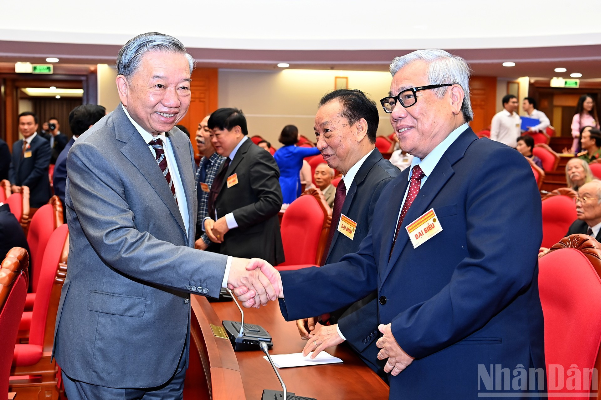El máximo líder partidista To Lam saluda a los asistentes al encuentro.