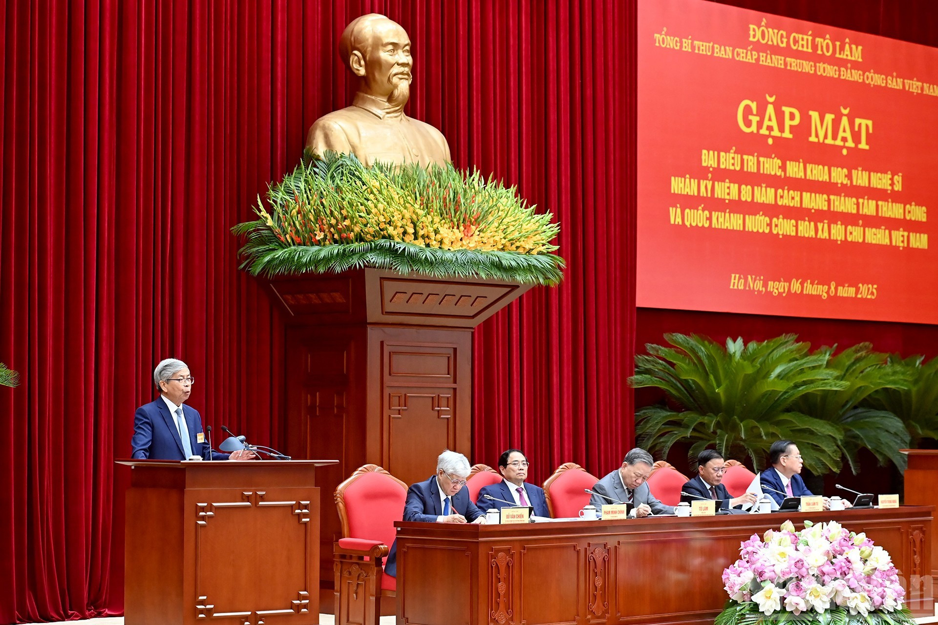 El profesor y doctor en ciencias Dang Vu Minh habla en la cita.