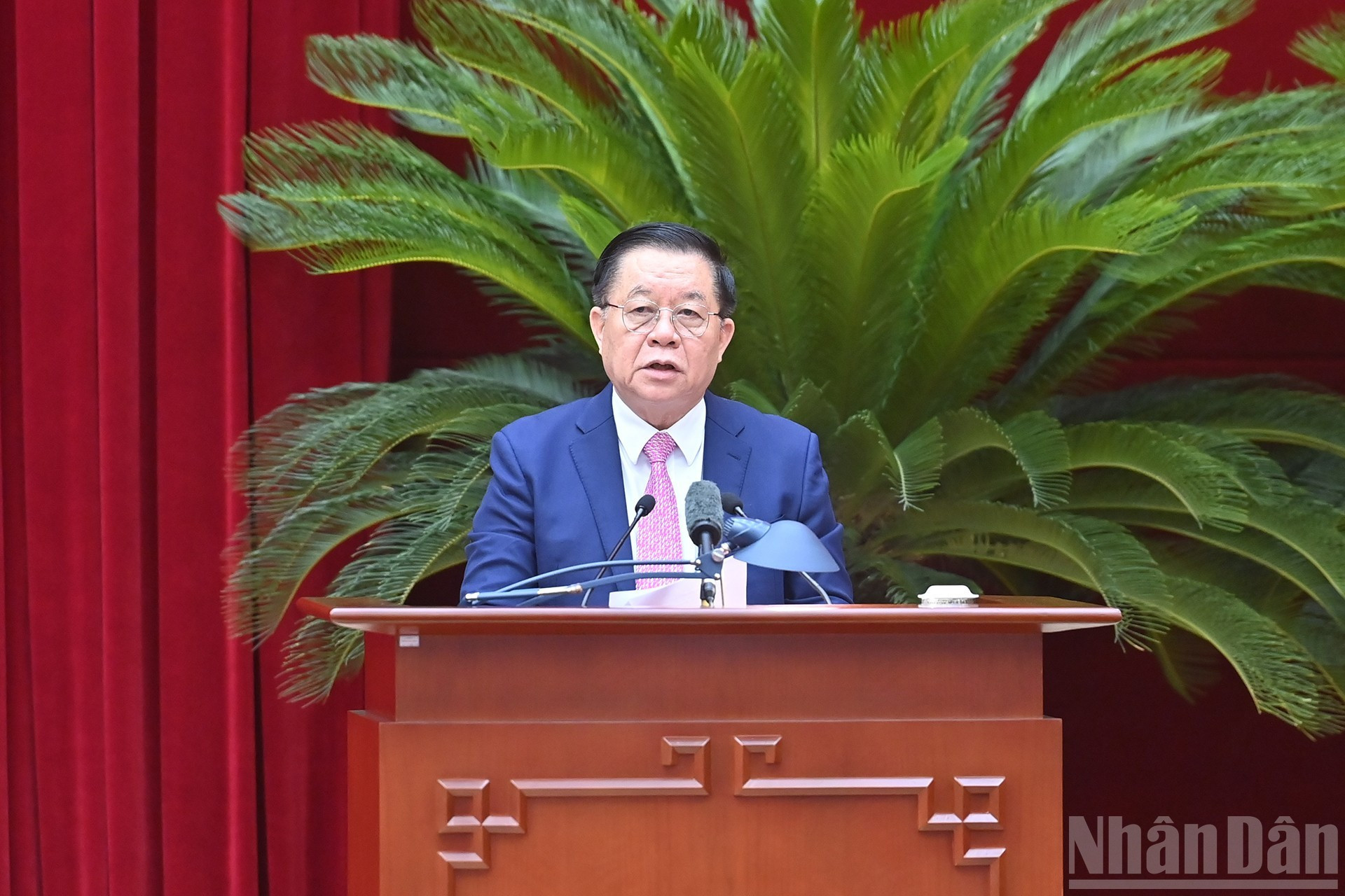 Nguyen Trong Nghia, jefe de la Comisión de Propaganda y Movilización de Masas del Comité Central del Partido Comunista de Vietnam, habla en el acto.