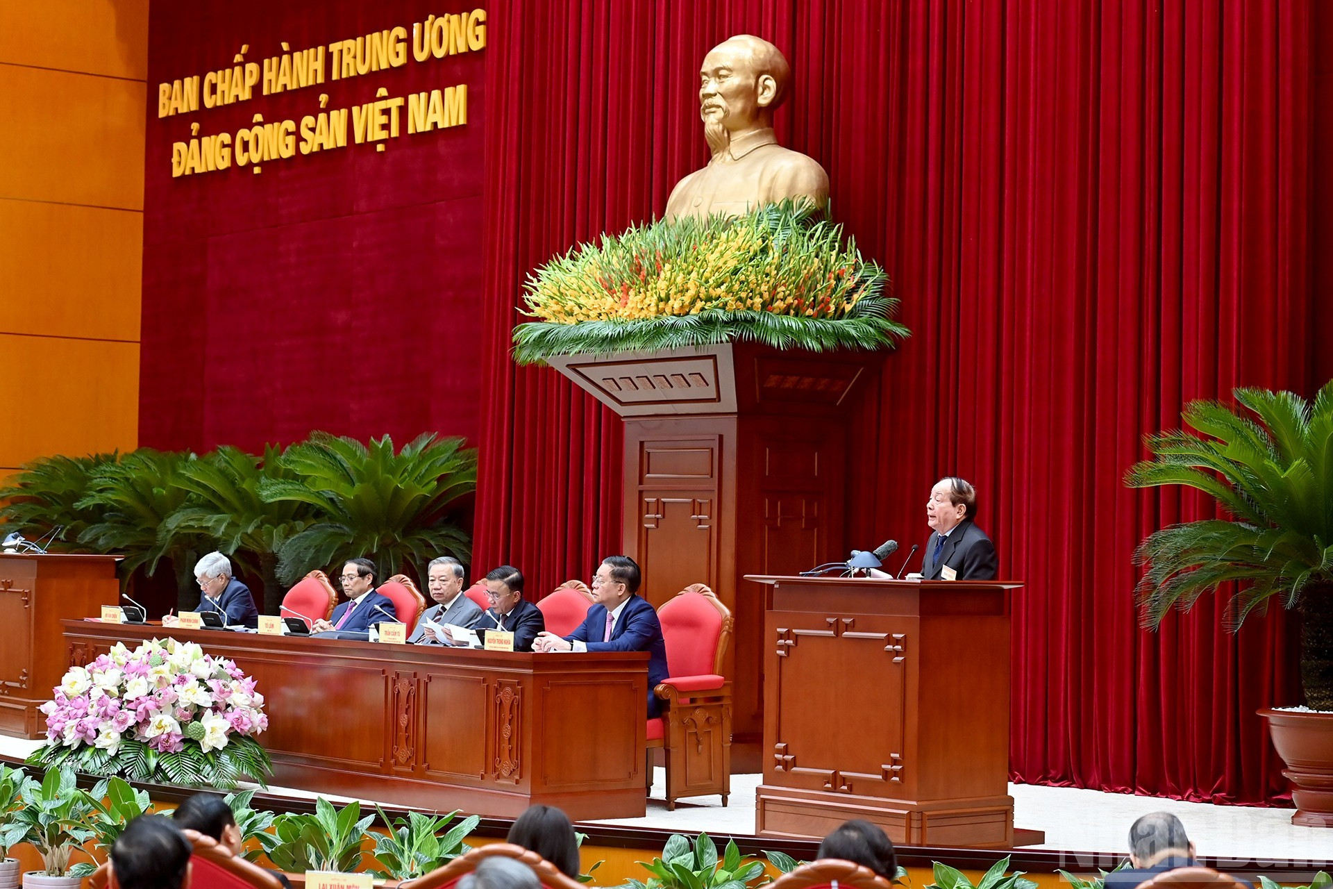 El poeta Huu Thinh habla en la cita.