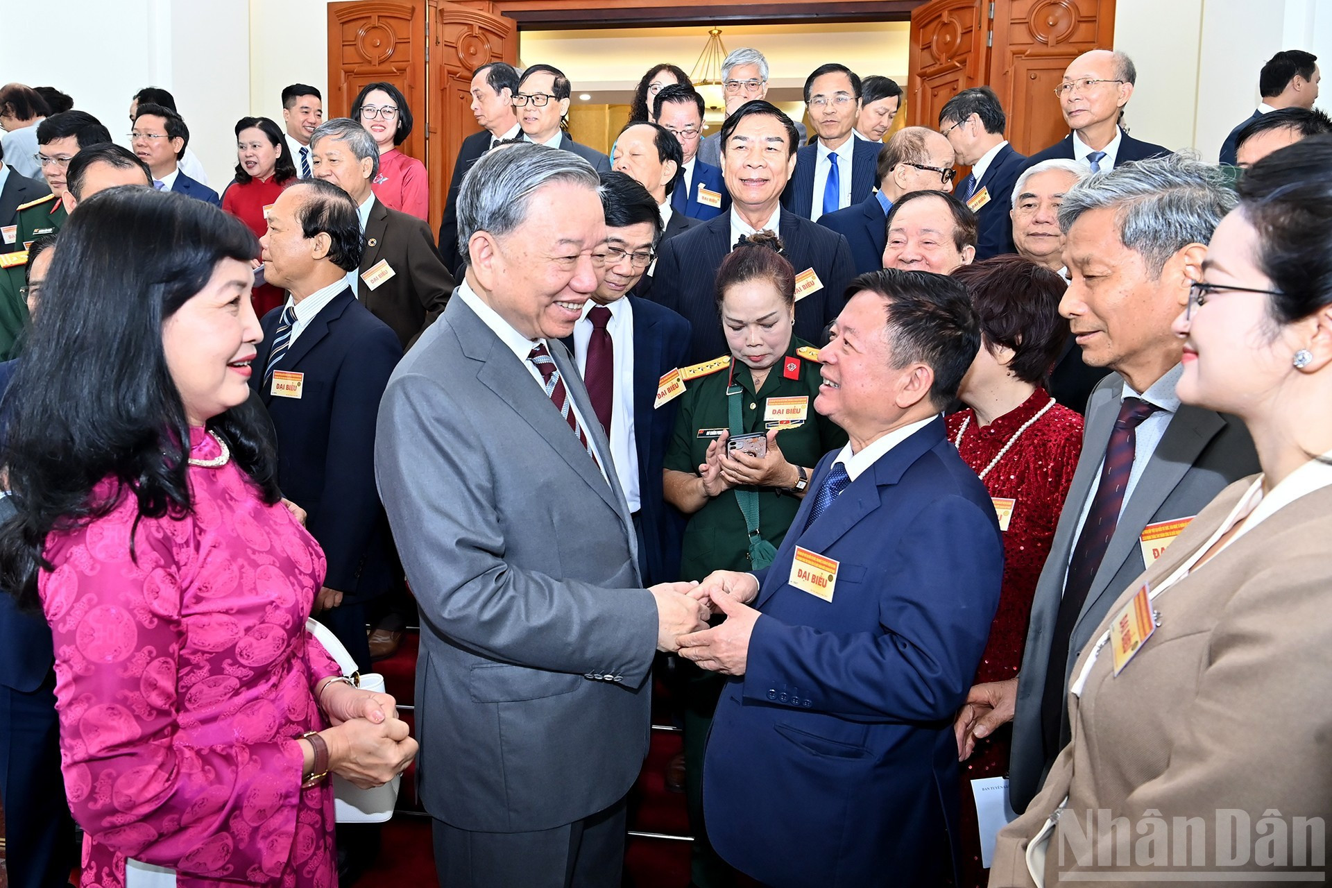 [Foto] Máximo dirigente partidista se reúne con intelectuales, científicos y artistas vietnamitas