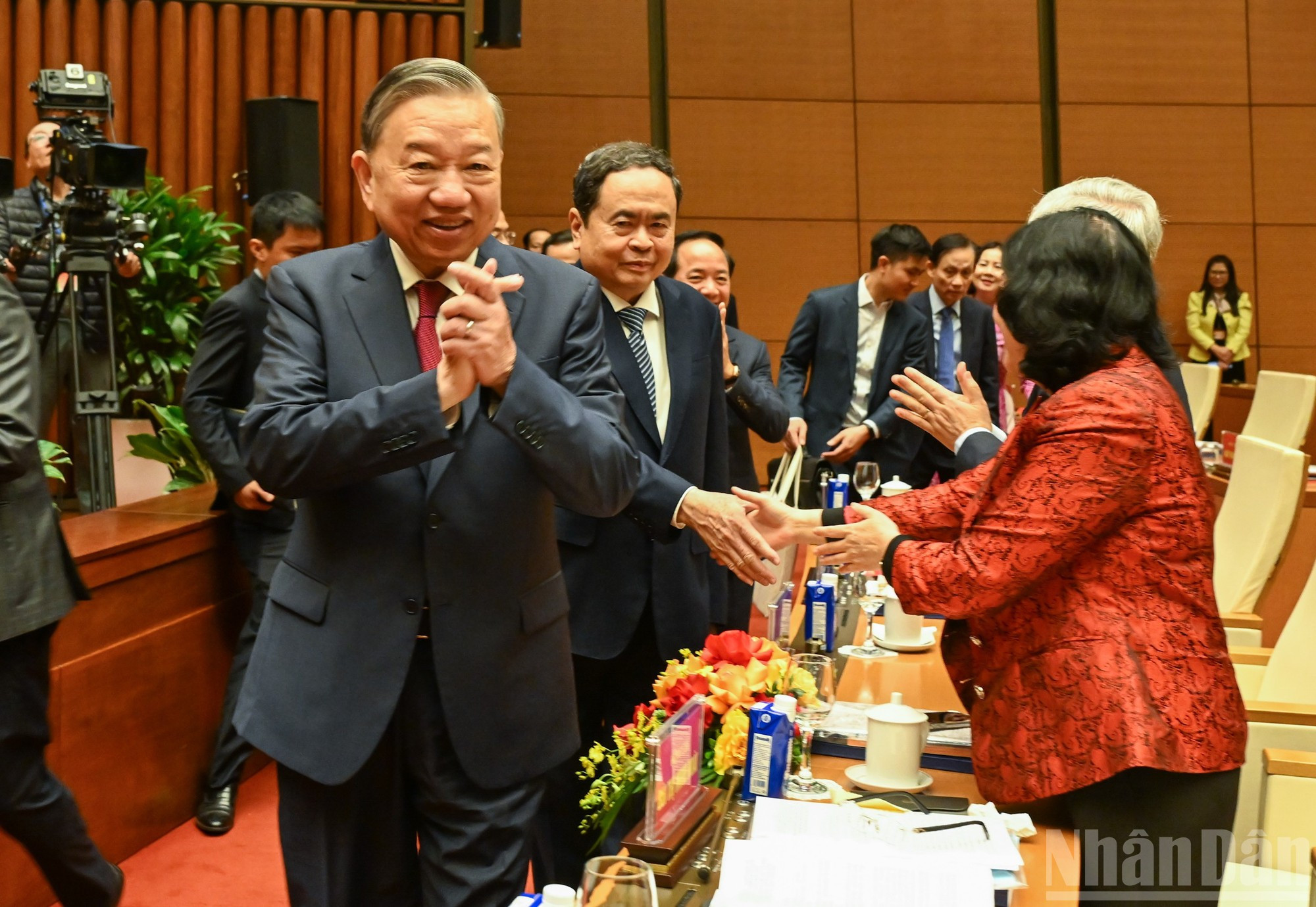 El secretario general To Lam asiste a la conferencia.
