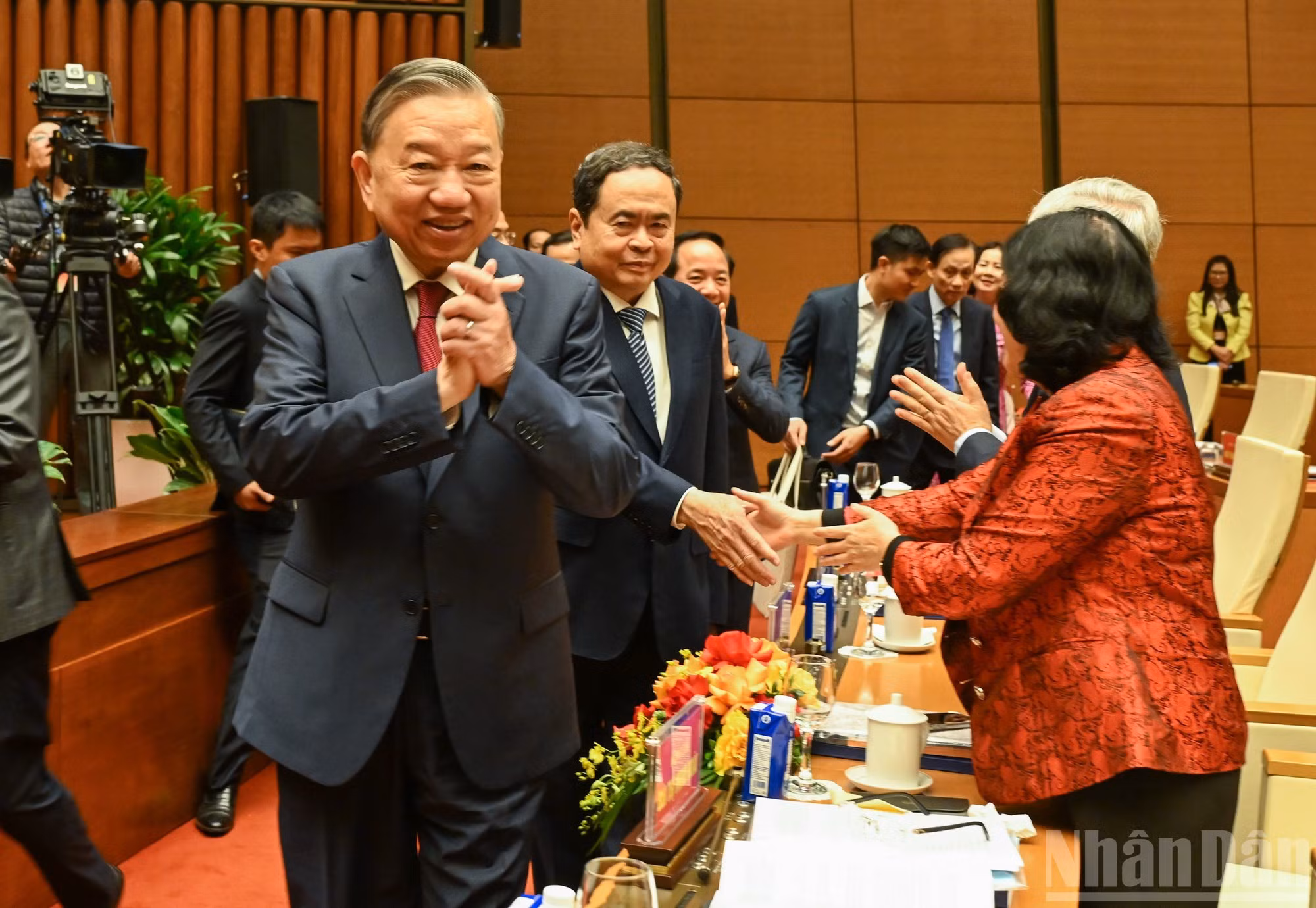 El secretario general To Lam asiste a la conferencia.